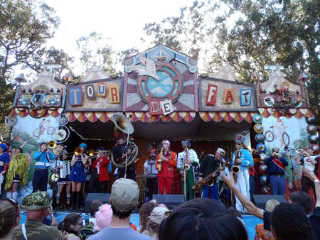 SAN FRANCISCO - SEPTEMBER 25: Mucca Pazza, a self-described "circus-punk marching band" performance playing horns at Tour De Fat 2010 on September 25, 2010 Golden Gate Park San Francisco. のeditorial素材