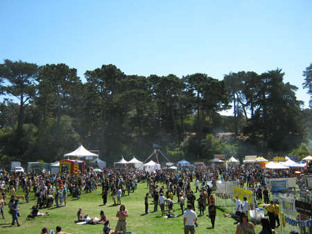 SAN FRANCISCO - SEPTEMBER 11: Crowd gathers and checks out booths at Power to the Peaceful 2010 Music Festival. September 11, 2010 Golden Gate Park San Francisco. のeditorial素材