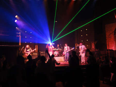 SAN FRANCISCO - APRIL 10: Singer lifts hand in air as 80のeditorial素材