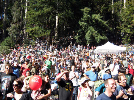 SAN FRANCISCO - AUGUST 22: 73rd Stern Grove Festival: People watching and enjoy outdoor concert at the Stern Grove. August 22 2010 San Francisco CA. のeditorial素材