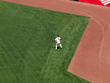 SAN FRANCISCO - AUGUST 12: Giants Aubrey Huff moves into position to catch fly ball at AT&T Park on August 12 2011 at Att Park in San Francisco California.のeditorial素材
