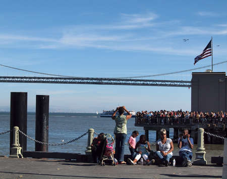 SAN FRANCISCO - OCTOBER 9: Blue Angels fly by Bay Bridge as Peolpe watch air show taken October 9, 2010 San Franciscoのeditorial素材