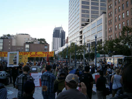 SAN FRANCISCO, CA - OCTOBER 22: Person give speech to crowd at Occupy SF on October 11 2011 in San Francisco.のeditorial素材
