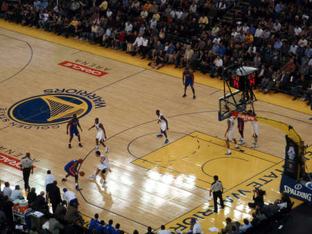 OAKLAND - NOVEMBER 15: Piston Player dribbles at 3 point line at the Oracle Arena in Oakland, California on November 15 2010.のeditorial素材