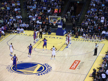 OAKLAND - NOVEMBER 15: Pistons Jason Maxiell sets to shot free throw shoot at the Oracle Arena in Oakland, California on November 15 2010.のeditorial素材