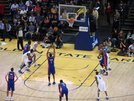 OAKLAND - NOVEMBER 15: Pistons Player Tracy McGrady shoot a free throw during game at the Oracle Arena in Oakland, California on November 15 2010.のeditorial素材