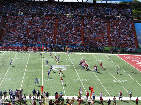 HONOLULU - JANUARY 29: AFC Quarterback Ben Roethisberger sets to throw as a play is in motion during ProBowl Game taken January 29, 2012 in Honolulu, Hawaii.のeditorial素材