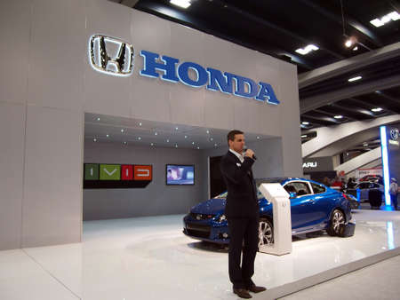 SAN FRANCISCO, CA - NOVEMBER 23: Man talks about Honda cars at booth at the 54rd International Auto Show November 23 2011 San Francisco. のeditorial素材