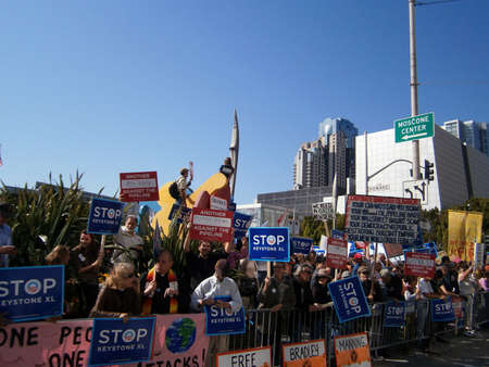 SAN FRANCISCO, CA - OCTOBER 25: Protesters hold large Sign behind fence on sidewalk along 3rd street on October 25, 2011 in San Francisco.のeditorial素材