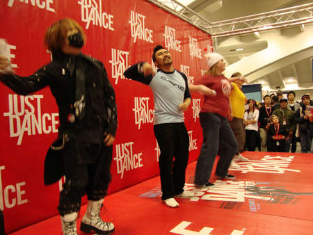 SAN FRANCISCO, CA - APRIL 4: People play Just Dance for the Wii on Stage at Wondercon on April 4 2010 in San Francisco.のeditorial素材