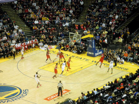 OAKLAND, CA - DECEMBER 25: Portland Blazers vs. Golden State Warriors: Warriors Reggie Williams takes shoot as player tries to block shoot at the Oracle Arena taken December 25, 2010 Oakland California.のeditorial素材