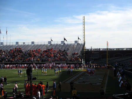 SAN FRANCISCO, CA - DECEMBER 31: Kraft Fight Hunger Bowl: Illinois vs UCLA Illinois, Illinois football players huddle in the end zone before start of play with UCLA players watching on, on Dec. 31, 2011 AT&T Park San Francisco.のeditorial素材