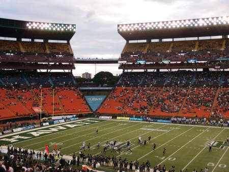 HONOLULU - OCTOBER 5: SJSU football player runs the ball between defenders as he returns kickoff at Aloha Stadium in Honolulu, Hawaii on October 5, 2013. のeditorial素材