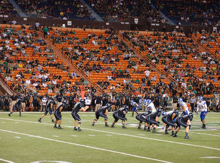 HONOLULU - OCTOBER 5: Quarterback Sean Schroeder sets football hike as other players are set for play at mid field at Aloha Stadium in Honolulu, Hawaii on October 5, 2013. のeditorial素材