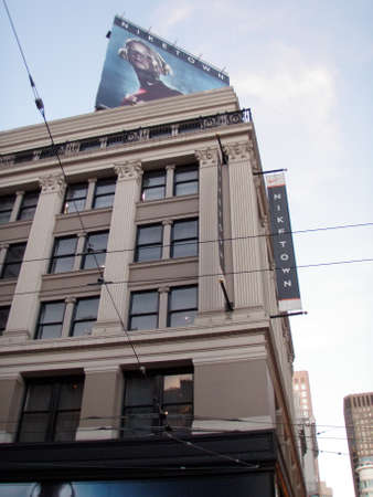 SAN FRANCISCO - NOVEMBER 12: Iconic Niketown in Historic Building and Billboard above featuring a Niketown ad, Nike is one of the world's largest suppliers of athletic shoes and apparel and a major manufacturer of sports equipment. November 12, 2008 in Saのeditorial素材