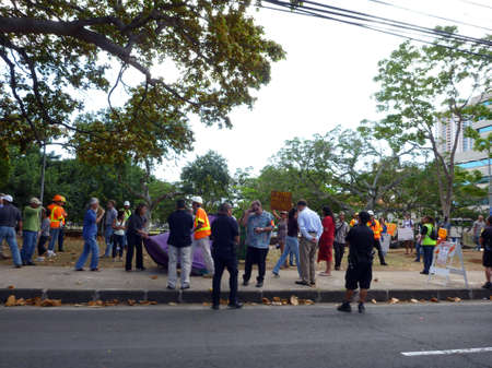 HONOLULU - FEBRUARY 2: Thomas Square HPD Police Raid on deOccupy Honolulu encampment February 2, 2012 in Honolulu, Hawaii.のeditorial素材