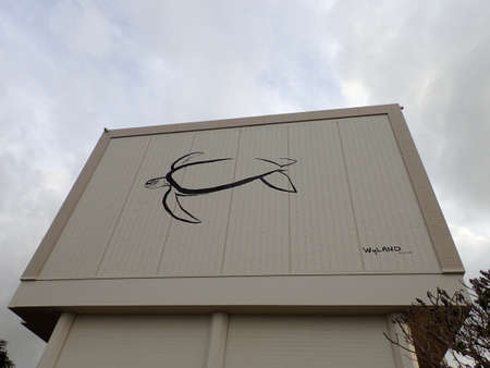 NORTH SHORE, HAWAII - FEBUARY 25: LOS ANGELES - FEB 22: Wyland Turtle murel, painted in 2002, on the side of the Turtle Bay resort with clouds in the sky on the North Shore, Hawaii on Febuary 25, 2015.のeditorial素材