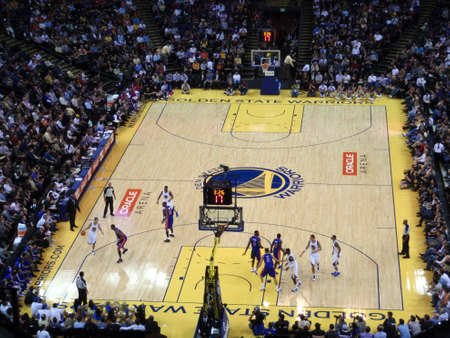 OAKLAND - NOVEMBER 15: Golden State Warriors Player Stephen Curry dribbles ball down court against the Pistons with 17 seconds on the shoot clock at the Oracle Arena in Oakland, California on November 15 2010.のeditorial素材