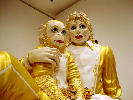 SAN FRANCISCO - APRIL 5: Jeff Koons - Michael Jackson and Bubbles porcelain sculptures. On display at the San Francisco MOMA 75th anniversary show. San Francisco California, April 5, 2010.のeditorial素材