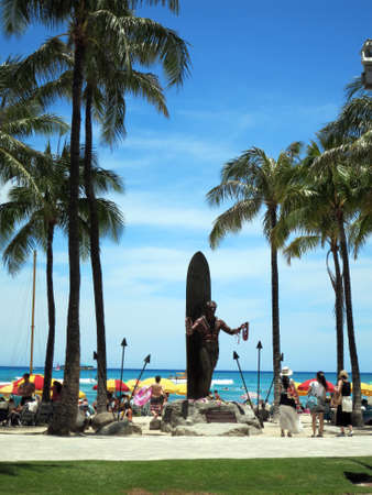 HONOLULU - JUNE 16: Female tourist look at Duke Kahanamoku statue holding leis at Waikiki Beach on June 16, 2015. Duke is a legendary athlete of Hawaii and the ambassador of Aloha.のeditorial素材