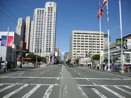 SAN FRANCISCO - APRIL 3: Cars move along busy Howard Street in the heart of San Francisco with Wondercon in Moscone Center on April 3, 2010.のeditorial素材
