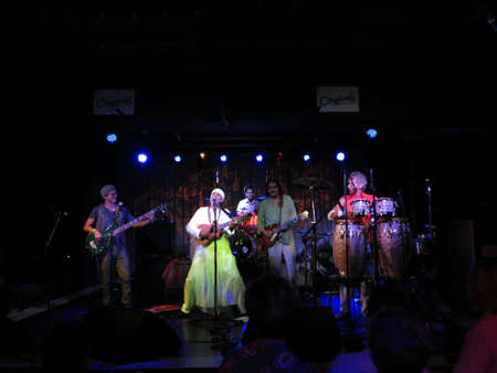 HONOLULU, HI - OCTOBER 22, 2015: Fantuzzi and Band jams indoors at the Crossroads on Oahu, Hawaii October 22, 2015.のeditorial素材