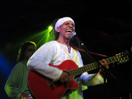 HONOLULU, HI - OCTOBER 22, 2015: Fantuzzi sings and plays guitar at the Crossroads on Oahu, Hawaii October 22, 2015.のeditorial素材