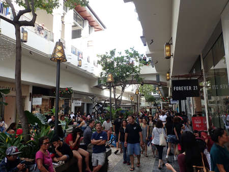 HONOLULU, HI - NOVEMBER 26: Crowd of People around mall near Forever 21 on Black Friday at the Ala Moana shopping center. taken on November 26, 2015 at Ala Moana Shopping center in Honolulu, Hawaii.のeditorial素材