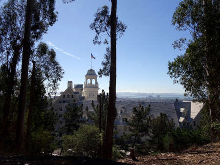BERKELEY OCTOBER 10: Historic Claremont Hotel at the foot of Claremont Canyon in the Berkeley Hills with Berkeley and Oakland, and San Francisco across the bay in view in California. Opened in 1915 The Hotel was added to the National Register of Historic のeditorial素材
