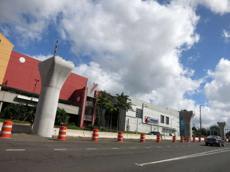 HONOLULU - NOVEMBER 29:  HART Light Rail concrete guideway under construction in road center near a 24 Hour Fitness in Pearl City on Oahu, Hawaii on November 29, 2015.  HART is building a 8 billlion dollar railway linking Oahu communities.のeditorial素材