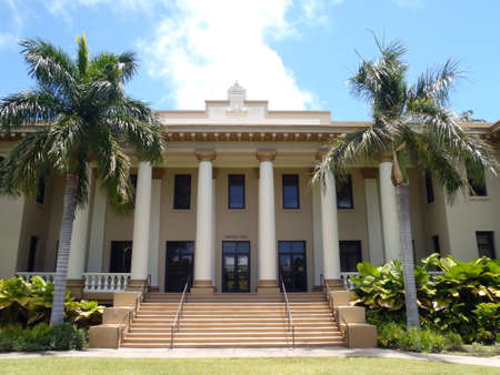 HONOLULU - APRIL 21: Historic Hawaii Hale Building on University of Hawaii Manoa College Campus on Oahu, Hawaii.  April 21, 2010.のeditorial素材