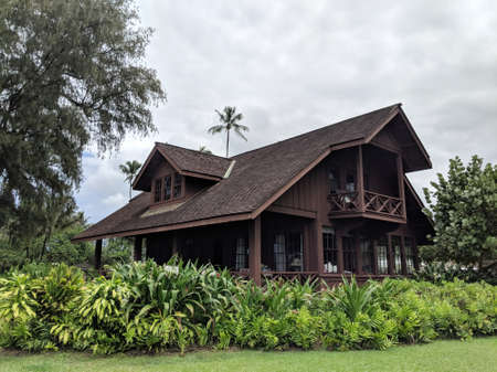 Mabel Wilcox Hanalei Beach House.  This beach house is a one-and-a-half story, wood-frame âLâ shaped house with board-and-batten walls, high-pitched gable roof, overhanging eaves, a deep lanai that faces Hanalei Bay, and interior Craftsman design elemのeditorial素材