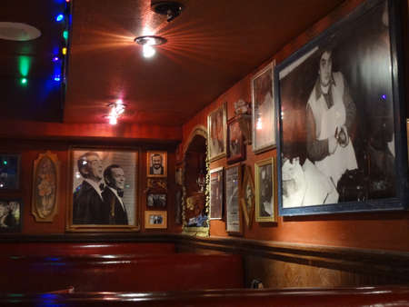 San Francisco - June 13, 2011:  Photos of Frank Sinatra, Dean Martin, Luciano Pavarotti, and other Italian Legends inside Buca di Beppo Restaurant.  Buca di Beppo is an American restaurant chain specializing in Italian-American food. The name roughly tranのeditorial素材