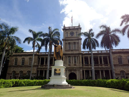 Statue of King Kamehameha in downtown Honolulu, Hawaii.  statue stands prominently in front of AliÊ»iolani Hale with USA and Hawaii Flag flying above in Honolulu, Hawaii. The statue had its origins in 1878 when Walter M. Gibson, a member of the Hawaiian gのeditorial素材
