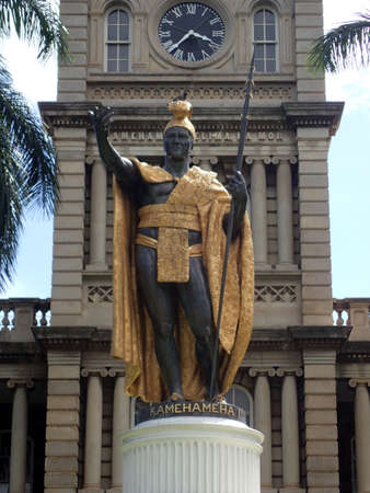 CLose-up of Statue of King Kamehameha in downtown Honolulu, Hawaii.  statue stands prominently in front of AliÊ»iolani Hale with USA and Hawaii Flag flying above in Honolulu, Hawaii. The statue had its origins in 1878 when Walter M. Gibson, a member of thのeditorial素材