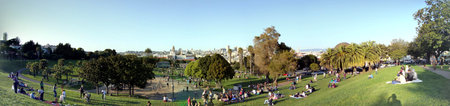 San Francisco -March 27, 2010: People hang out and have fun at Mission Dolores Park.  Mission Dolores Park, often abbreviated to Dolores Park, is a Leave No Trace city park in San Francisco, California. It is located two blocks south of Mission Dolores atのeditorial素材