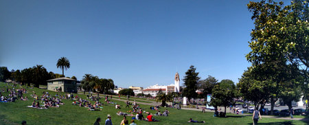 San Francisco -March 27, 2010: People hang out and have fun at Mission Dolores Park.  Mission Dolores Park, often abbreviated to Dolores Park, is a Leave No Trace city park in San Francisco, California. It is located two blocks south of Mission Dolores atのeditorial素材
