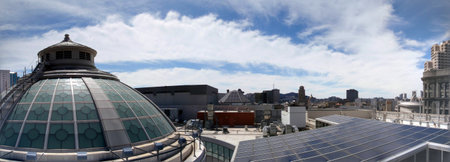 San Francisco - September 11, 2009: Westfield Sky Terrace Deck rooftop and Surrounding cityscape in San Francisco, California.のeditorial素材