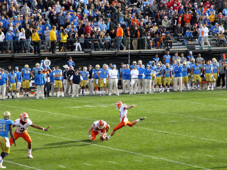 San Francisco - December 31, 2011: Kraft Fight Hunger Bowl: Illinois vs UCLA, Illinois Kicker kicks field goal football at AT&T Park.のeditorial素材