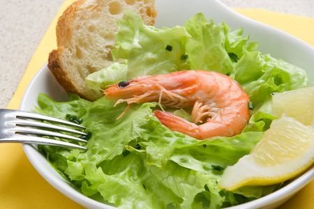 Closeup view of a shrimp salad with lemon and breadの写真素材