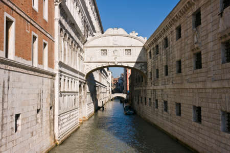 The famous bridge of Sighs  Ponte dei Sospiri  between the Dogeのeditorial素材