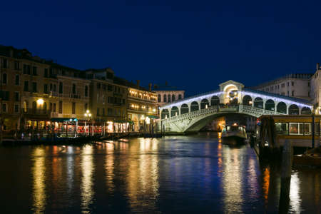 Ponte di Rialto bridge at dusk - Venice, Venezia, Italy, Europeのeditorial素材