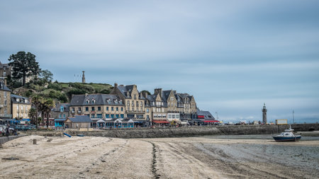 View of the bay of Cancale at low tide a town in Brittany on a overcast dayのeditorial素材