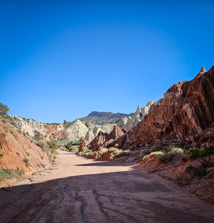 View of a dirt track of the Cottonwood Canyon road, Arizonaの写真素材