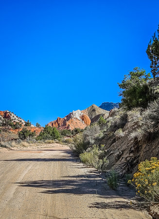 View of a dirt track of the Cottonwood Canyon road, Arizonaの写真素材