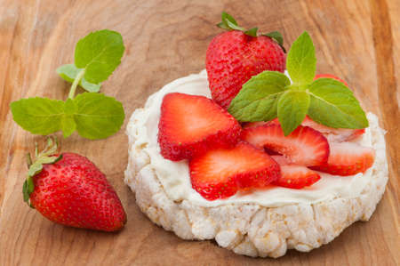 Rice cakes with cream cheese, strawberries and basilの写真素材