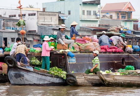 CAN THO, VIETNAM - DECEMBER 6, 2012: Unidentified Vietnamese people selling at the Floating Market in Can Tho, december 6, 2012 in Vietnam. のeditorial素材