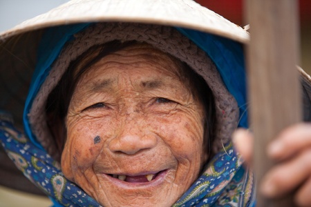 HOI AN, VIETNAM - DECEMBER 17, 2011: Unidentified Vietnamese old woman in Hoi An, december 17, 2011 in Vietnam. のeditorial素材