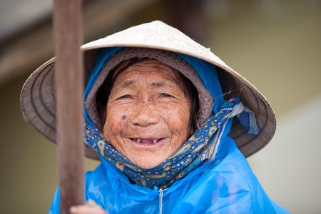 HOI AN, VIETNAM - DECEMBER 17, 2011: Unidentified Vietnamese old woman in Hoi An, december 17, 2011 in Vietnam. のeditorial素材