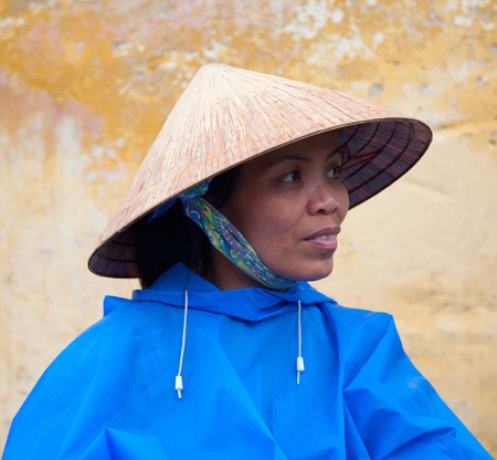 HOI AN, VIETNAM - DECEMBER 20, 2011: Vietnamese seller on the streets of Hoi An, 20 december 2011, Hoi An, Vietnam  のeditorial素材